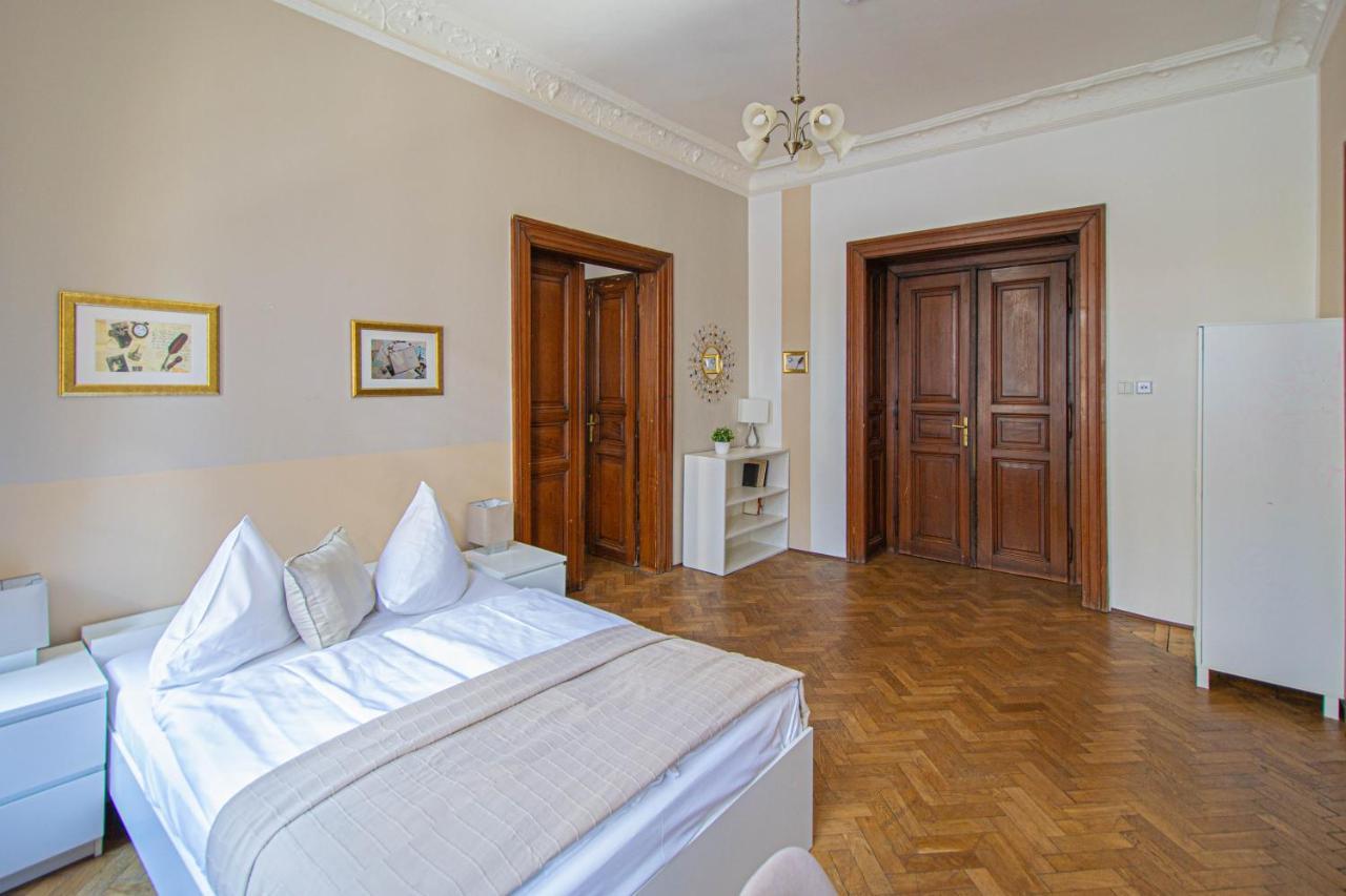 For Celebrations Spacious 3Bdr Apartment With Balcony Prag Dış mekan fotoğraf