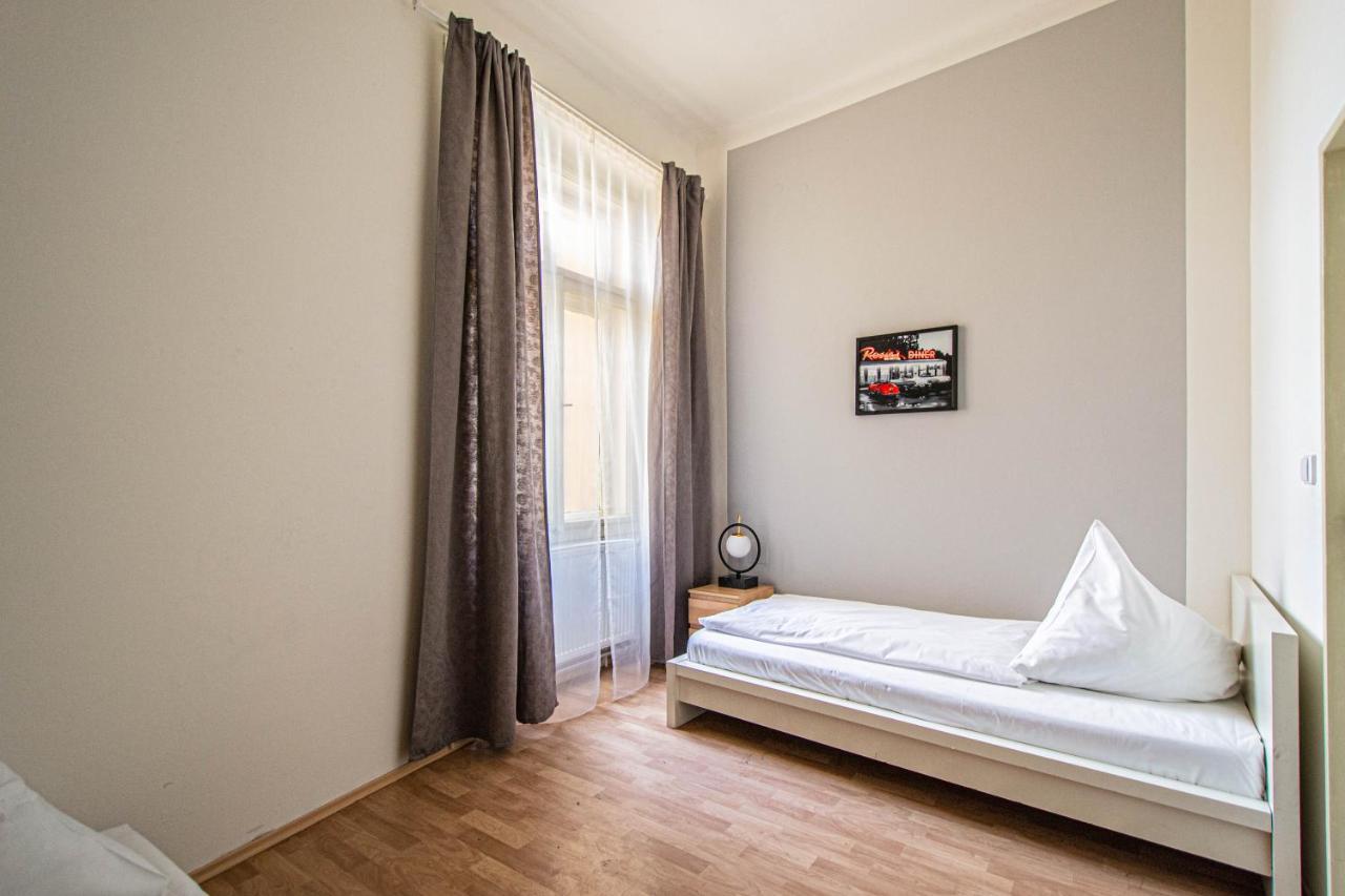 For Celebrations Spacious 3Bdr Apartment With Balcony Prag Dış mekan fotoğraf